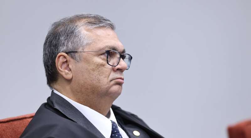 Dino acaba com a aposentadoria compulsória de juízes e mais