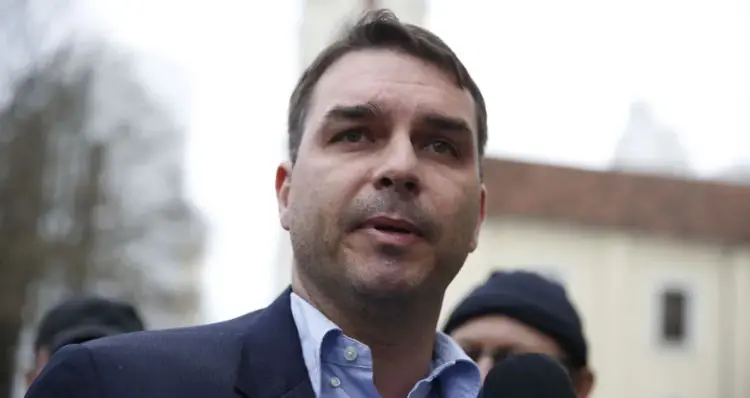 Flávio Bolsonaro inicia pré-campanha no Nordeste com proposta de prisão domiciliar para o pai