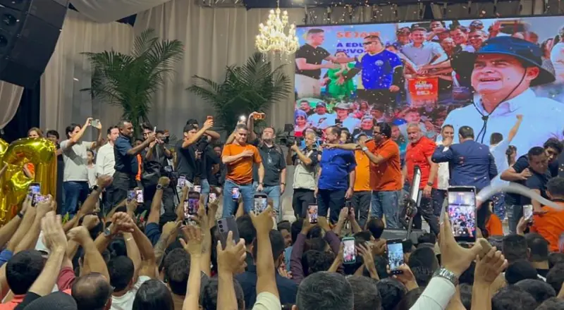 David Almeida é recebido por multidão em evento emocionante