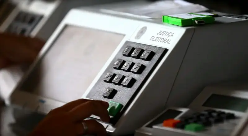 Onze governadores renunciam ao cargo e miram eleições 2026