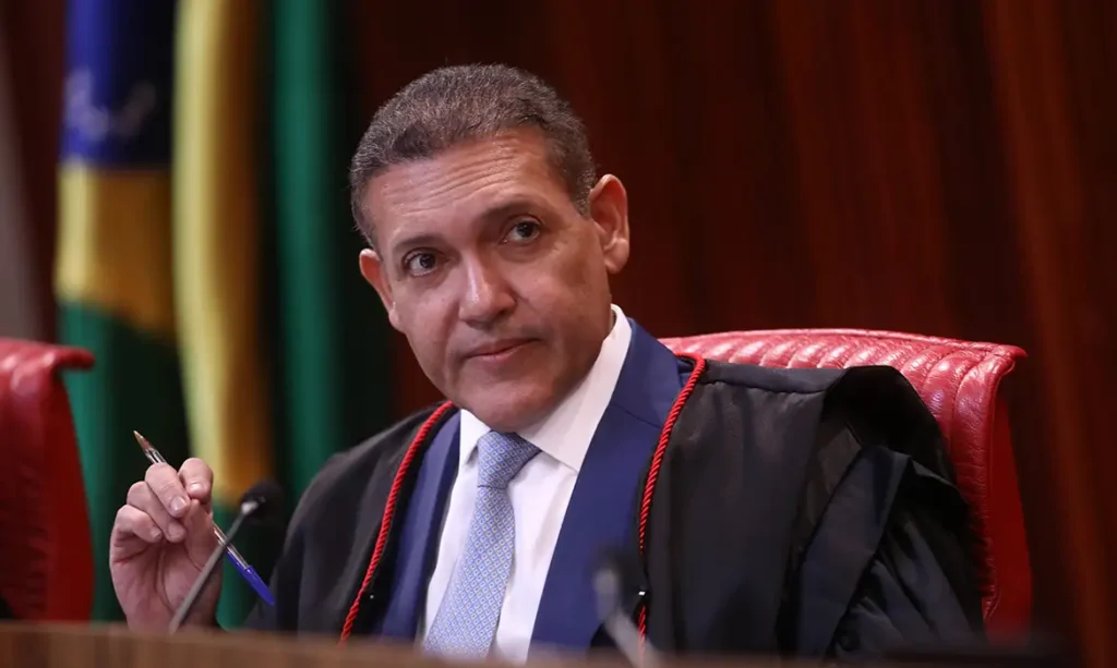 Nunes Marques toma posse na presidência do TSE e garante eleições justas