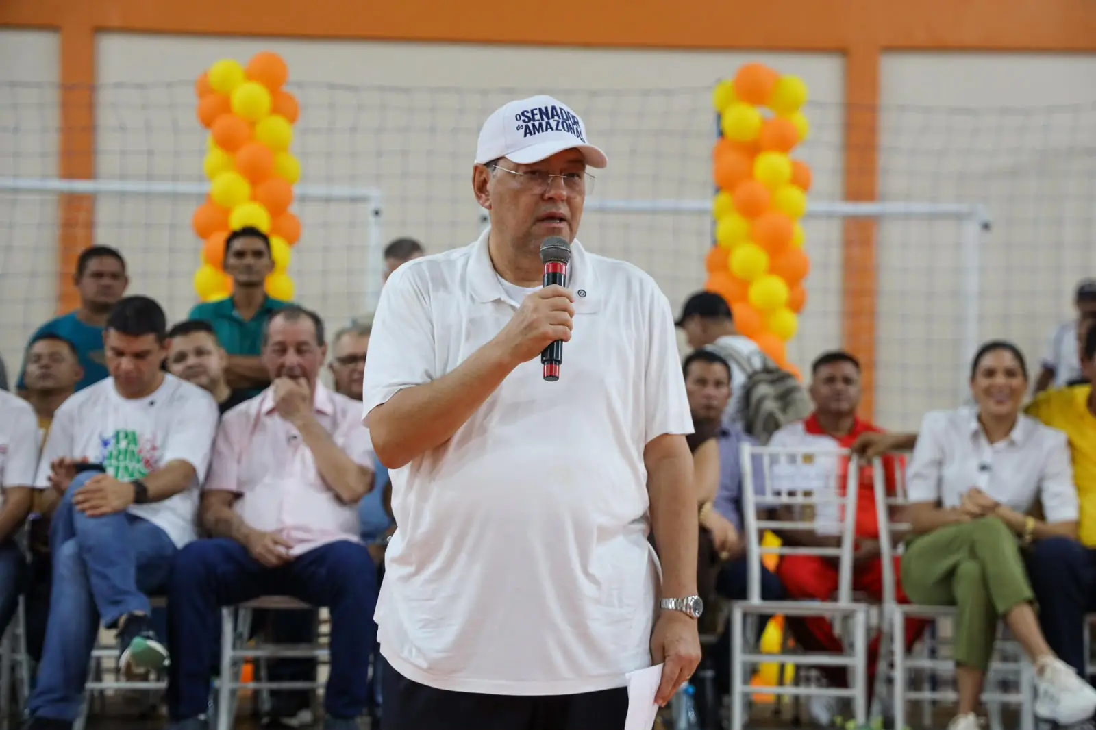 Eduardo Braga inaugura ginásio na Vila Amazônia e investe em saúde