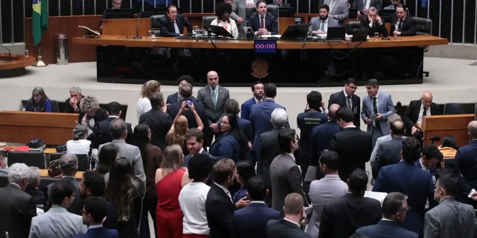 Câmara aprova, em primeiro turno, PEC do fim da escala 6×1 para benefícios