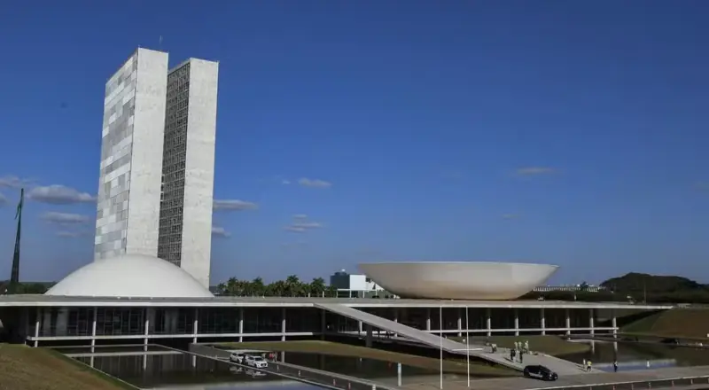 CCJ da Câmara adia análise de PEC sobre maioridade penal
