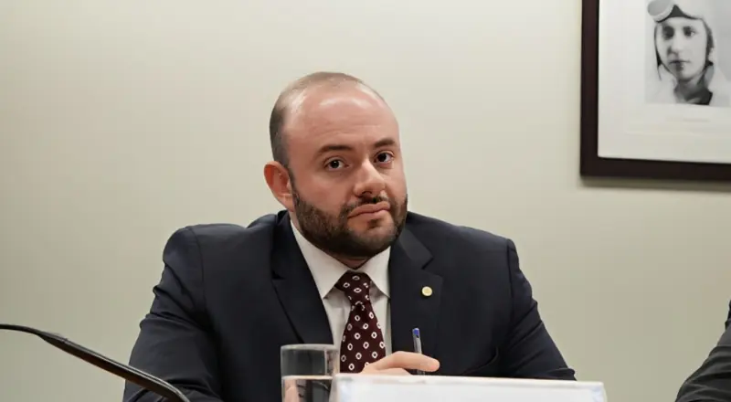 Deputado Fausto Jr. registra boletim após ameaças de morte reais