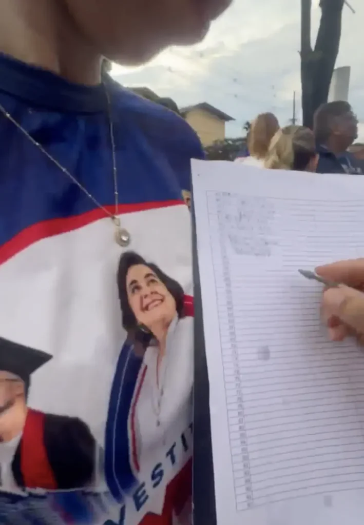 Enquanto fiéis buscavam bênçãos, grupo coletava dados na marcha