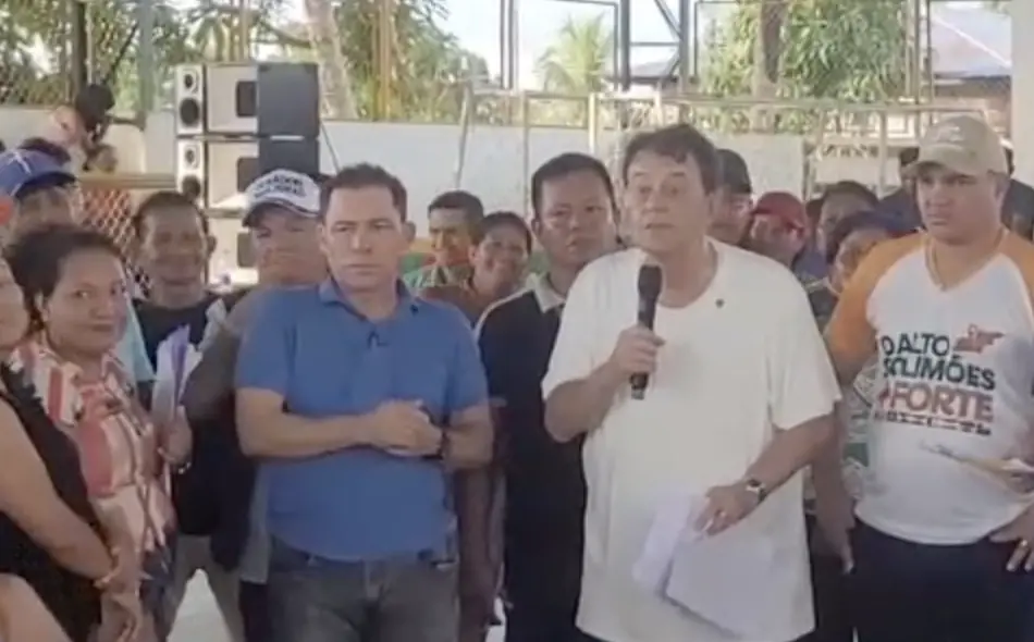 Senador Eduardo Braga “puxa a orelha” de vereador em evento em Benjamin Constant