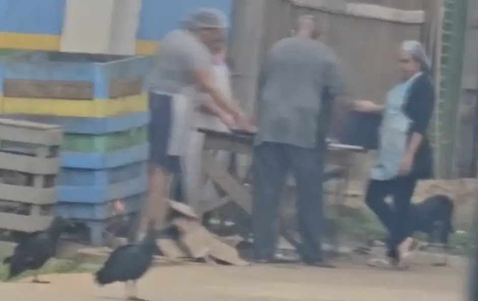 Servidores do prefeito Renato Afonso preparam merenda em Pauini