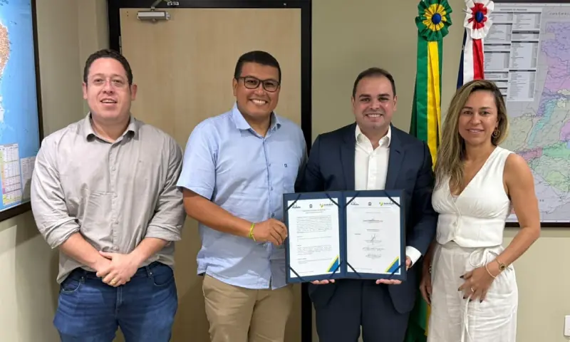 Governador Roberto Cidade assina ordem de serviço para pavimentação em Barcelos