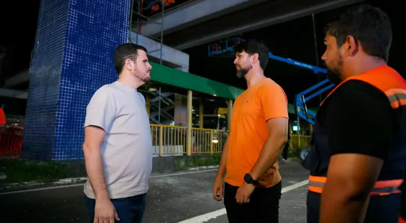 Renato Junior vistoria obras da passarela na Torquato Tapajós