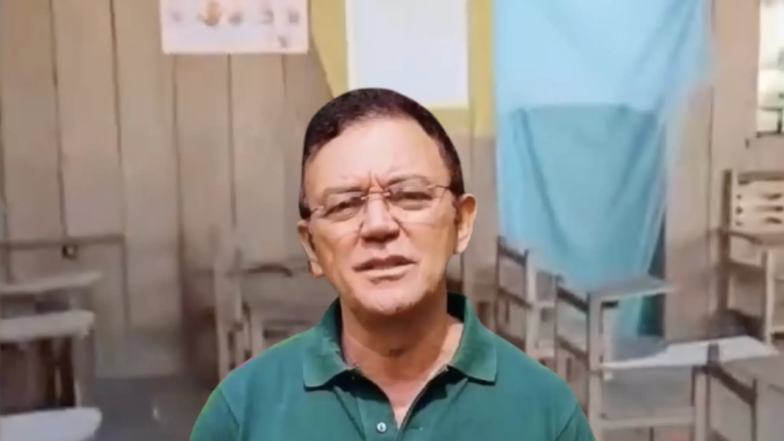 Vergonha: crianças em cozinha de igreja devido a descaso do prefeito