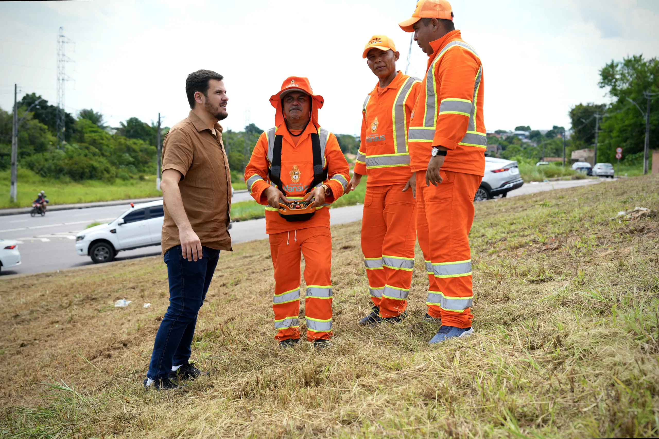 Prefeito Renato Junior vistoria serviços de limpeza na zona Norte