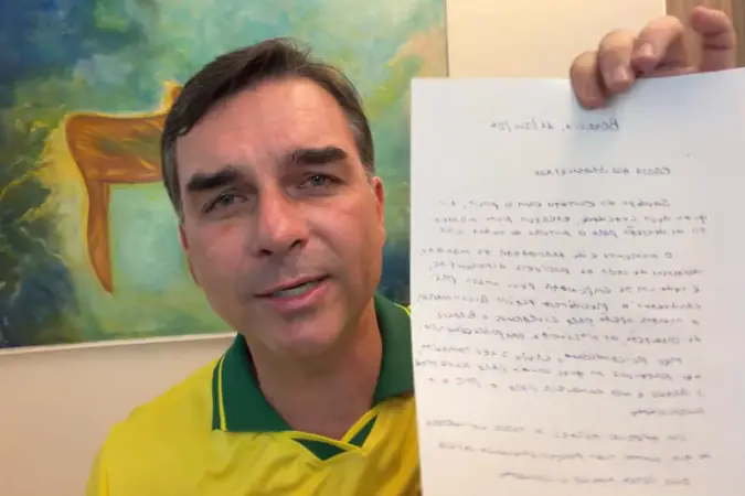 Flávio Bolsonaro lê carta de Jair Bolsonaro e pede união da direita