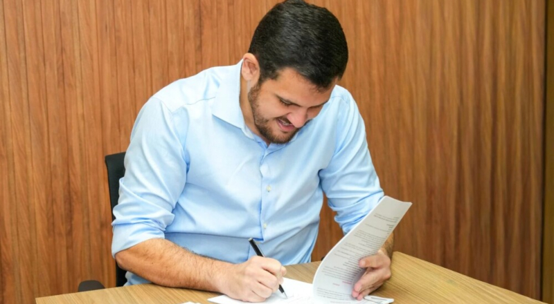 Prefeito Renato Junior homologa concurso da Semef com 20 vagas lucrativas