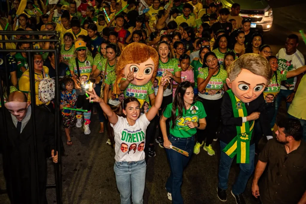 Débora Menezes atrai mais de 2 mil foliões em Manaus