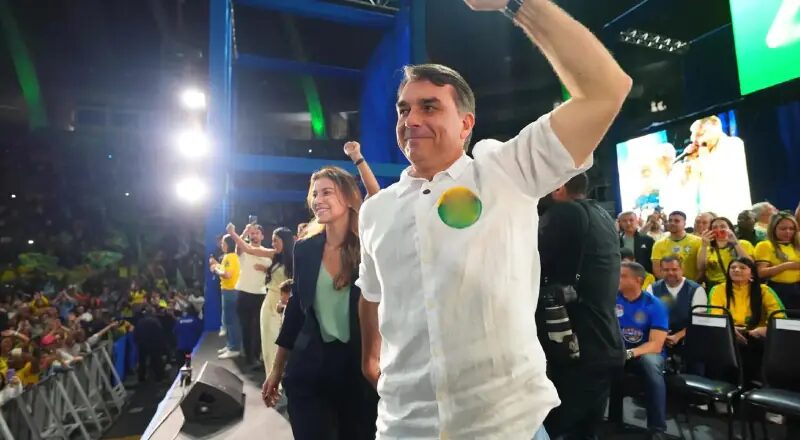 Flávio Bolsonaro desembarca em Manaus para agenda política importante
