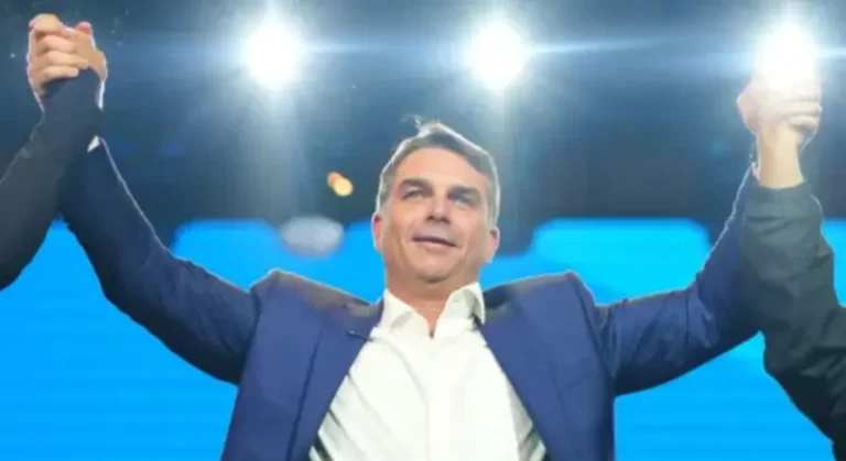 Flávio Bolsonaro intensifica agenda e se reúne com líderes locais