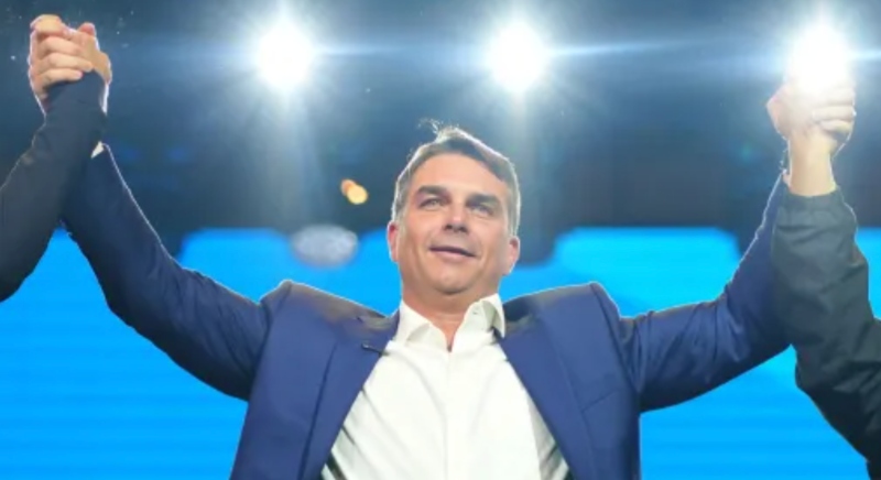 Flávio Bolsonaro intensifica agenda e se reúne com líderes locais