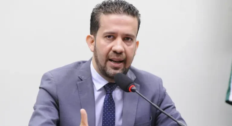 André Janones foi internado às pressas após arritmia cardíaca