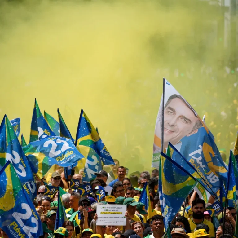 Flávio Bolsonaro reúne milhares de apoiadores na Avenida Paulista.