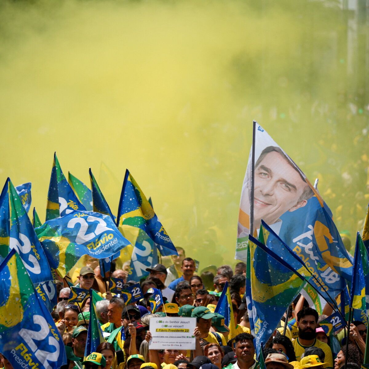 Flávio Bolsonaro reúne milhares de apoiadores na Avenida Paulista.
