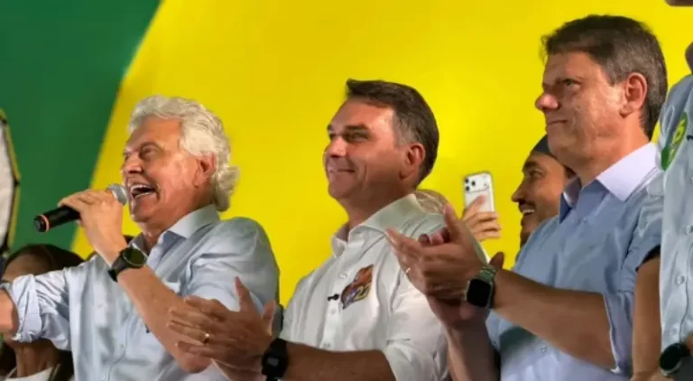 Ao lado de Tarcísio de Freitas, Ronaldo Caiado apoia Flávio Bolsonaro