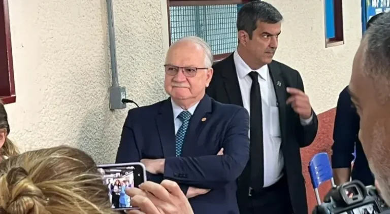 Presidente do STF, ministro Edson Fachin, vota em Brasília