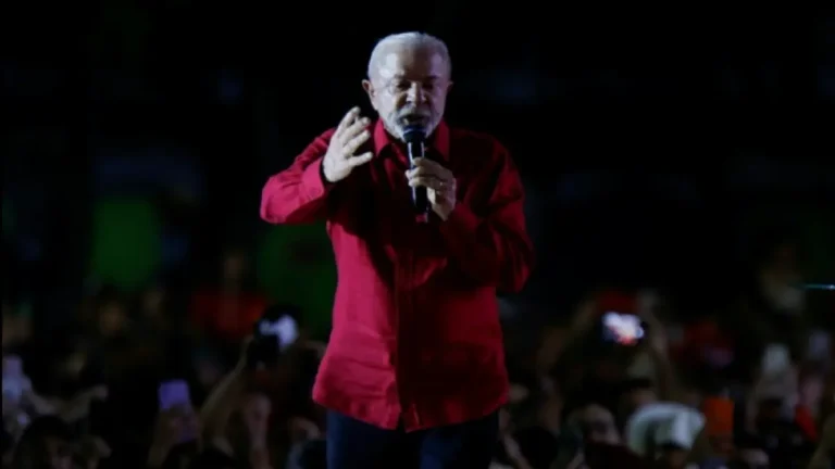 Lula 4: Desafios na crise econômica e divisão no país