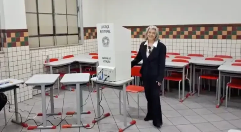 Ministra Cármen Lúcia vota em BH e defende a democracia ativa