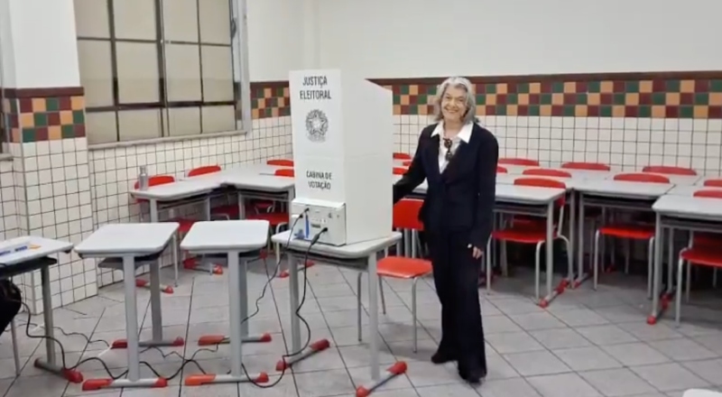 Ministra Cármen Lúcia vota em BH e defende a democracia ativa