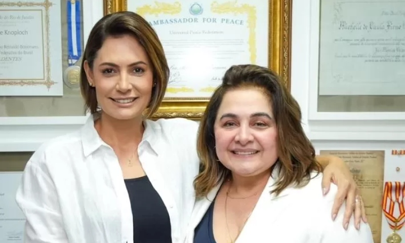 Michelle Bolsonaro deve desembarcar em Manaus para apoiar candidatas
