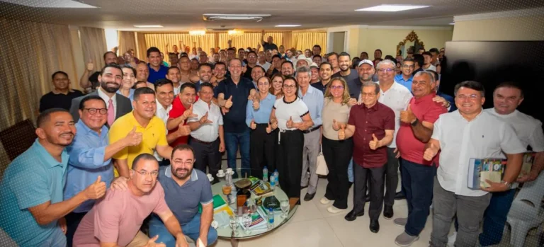 Omar Aziz amplia apoio político com prefeitos para vencer no Amazonas
