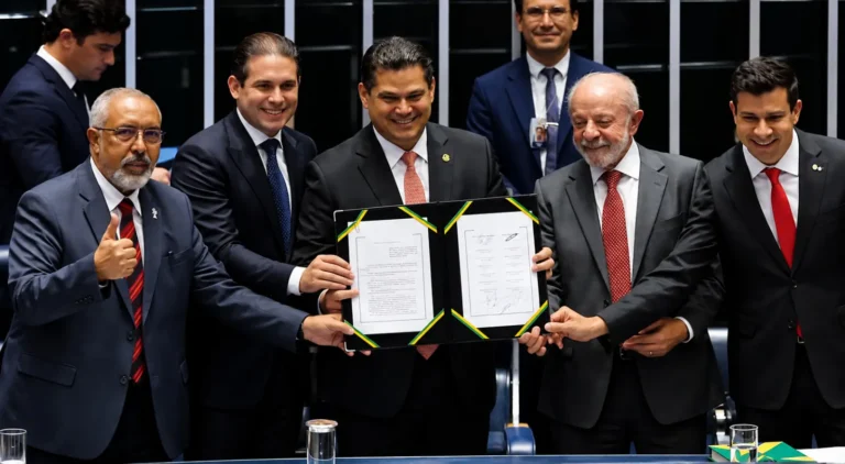 É oficial: Congresso promulga fim da escala 6×1 e aposentadoria especial