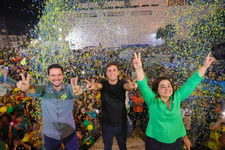 Maria do Carmo comemora com apoiadores em ato de campanha